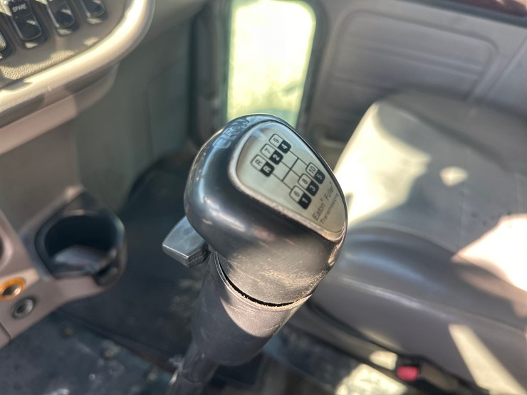 2013-peterbilt-365-image-45