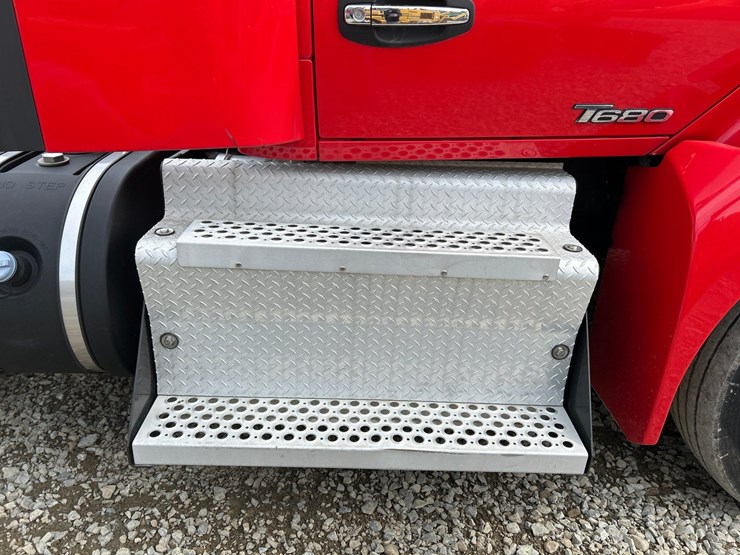 2015-kenworth-t680-image-15