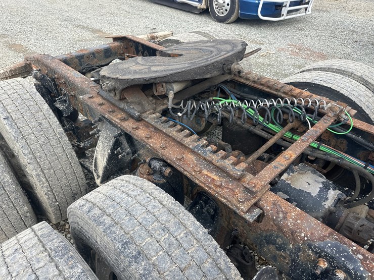 2017-massey-ferguson-8-image-24