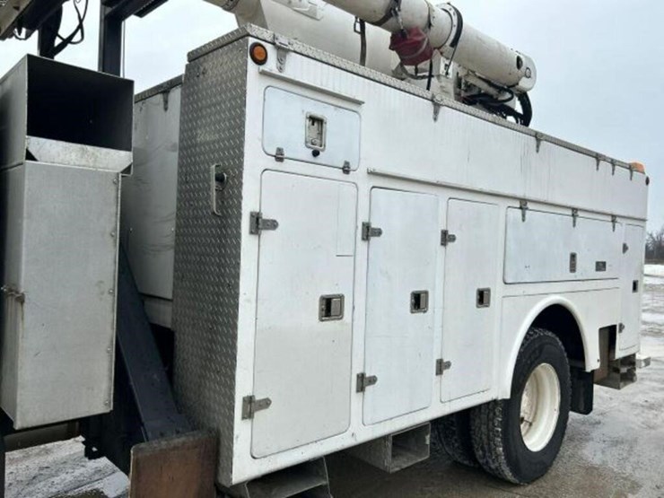 2004-freightliner-fl80-image-42