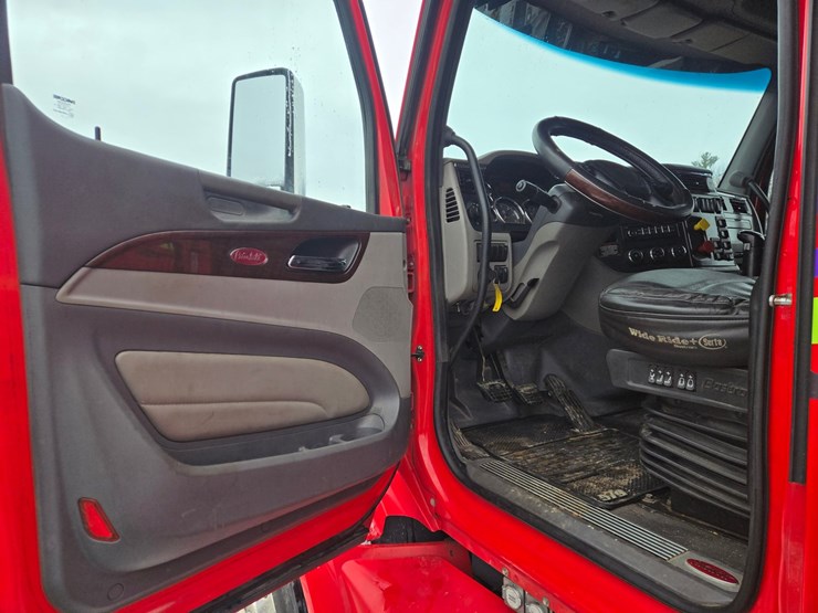 peterbilt-579-image-65