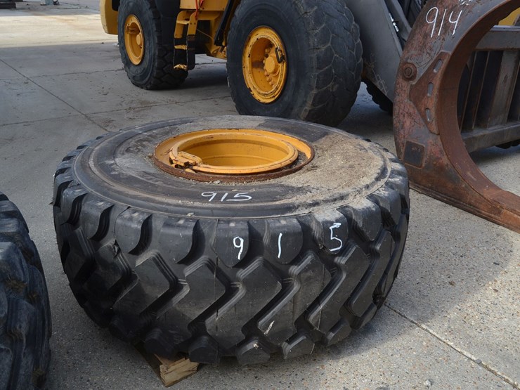 (1)-new-26.5r25-tire-&-(1)-used-26.5r25-tire-on-volvo-laoder-image-2