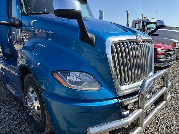 #2199-•-2020-international-a26-sleeper-cab-truck-tractor-image-10