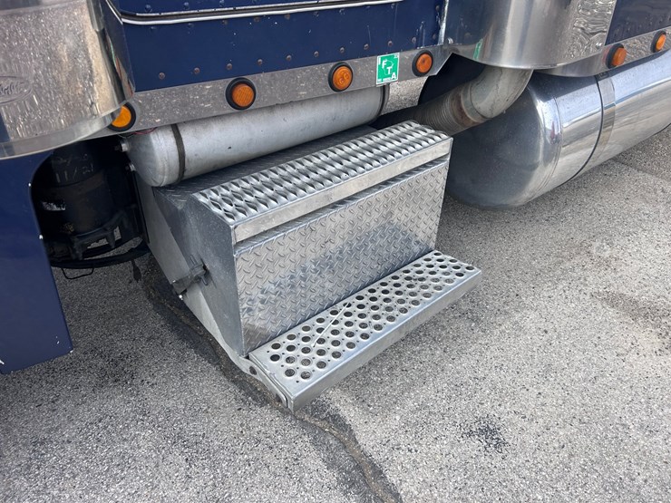 2000-peterbilt-379-image-11