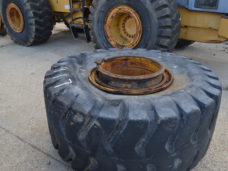 (2)-used-26.5r25-on-cat-wheels-image-1