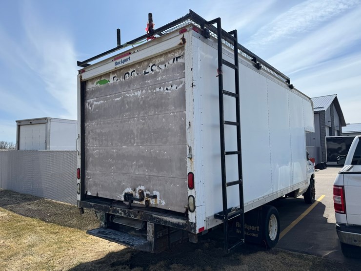 2010-ford-e350-image-4