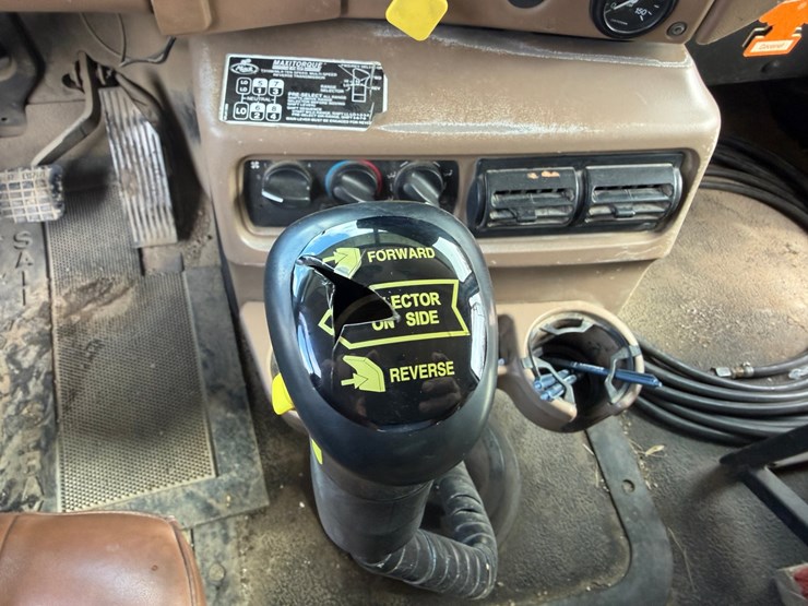 #1049-•-2005-mack-granite-tri-axle-dump-image-48