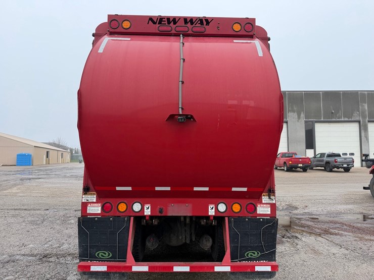 #1360-•-2019-peterbilt-pb520-side-load-garbage-truck-image-4