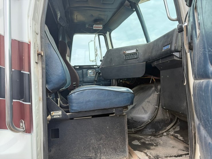 #1117-•-volvo-whitegmc-day-cab-truck-tractor-image-58