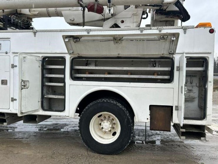 2004-freightliner-fl80-image-46