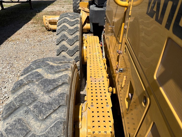 2018-caterpillar-12m3-image-31