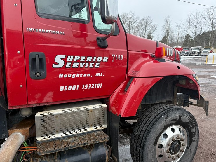 #1052-•-2007-international-7600sfa-tri-axle-dump-truck-image-19