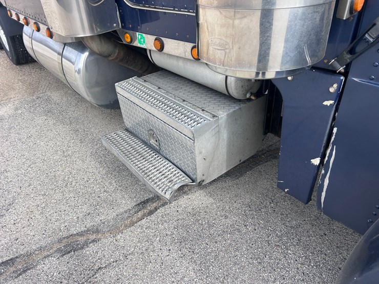 2000-peterbilt-379-image-23