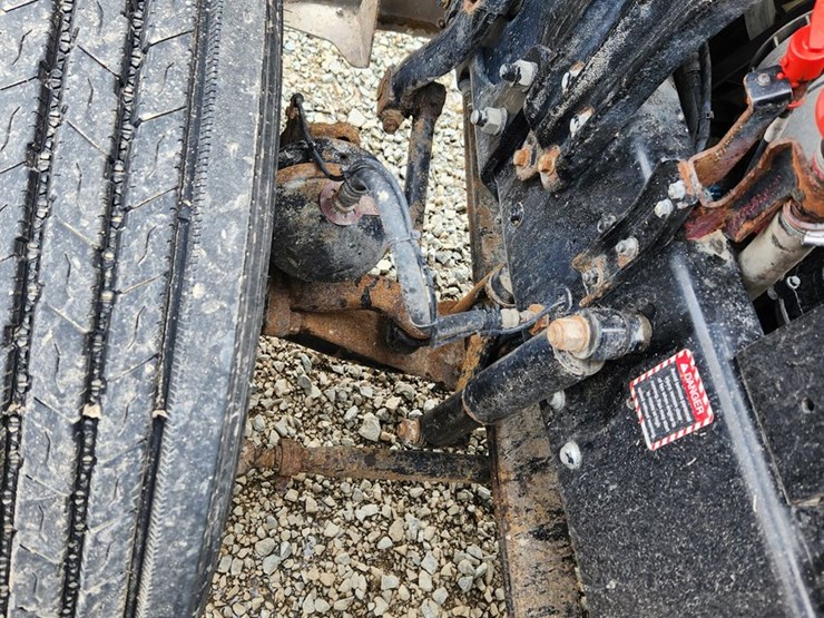 2014-massey-ferguson-8-image-40