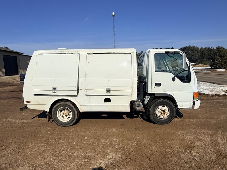 2002-isuzu-npr-image-4