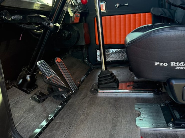 1974-peterbilt-359-image-44