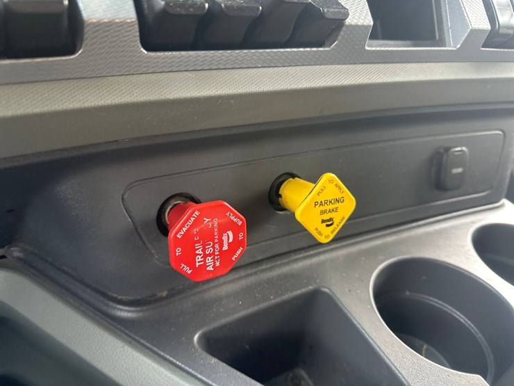 2020-kenworth-t680-image-48