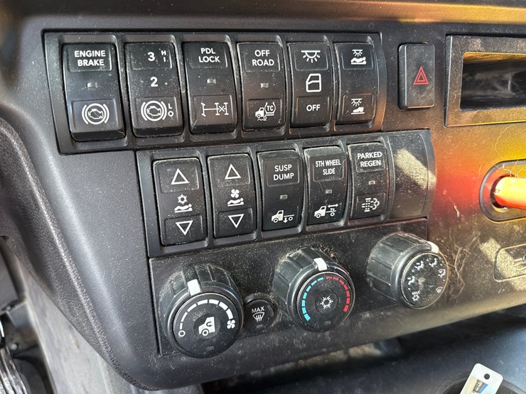 #2199-•-2020-international-a26-sleeper-cab-truck-tractor-image-84