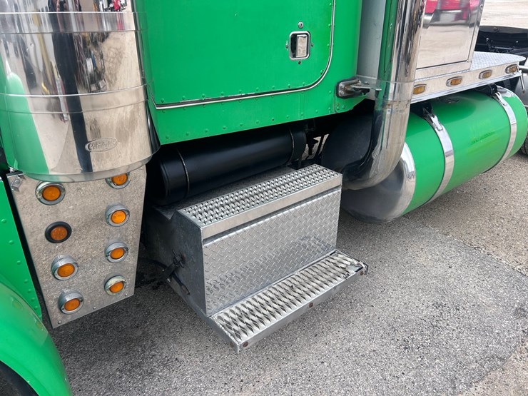 1999-peterbilt-379-image-11