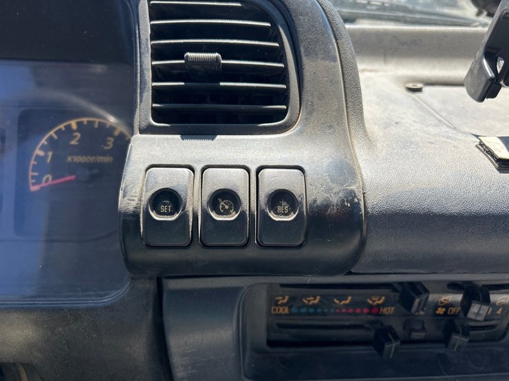 2005-isuzu-nqr-image-55