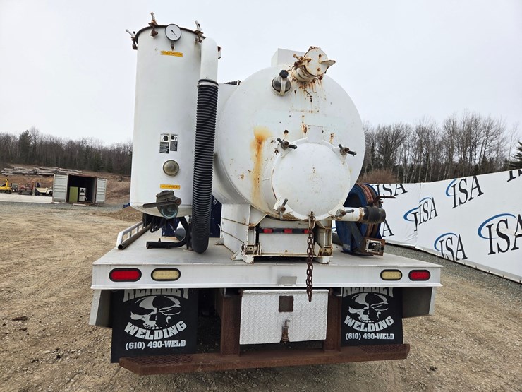 2012-massey-ferguson-8-image-4