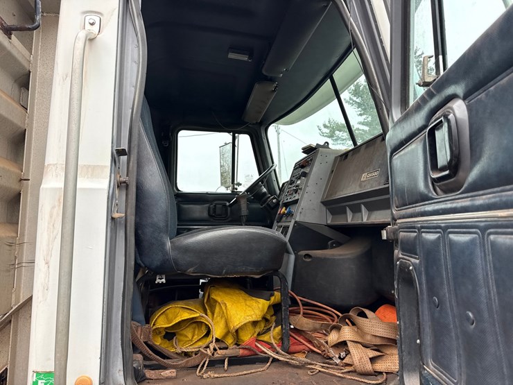 1996-mack-ch613-image-42