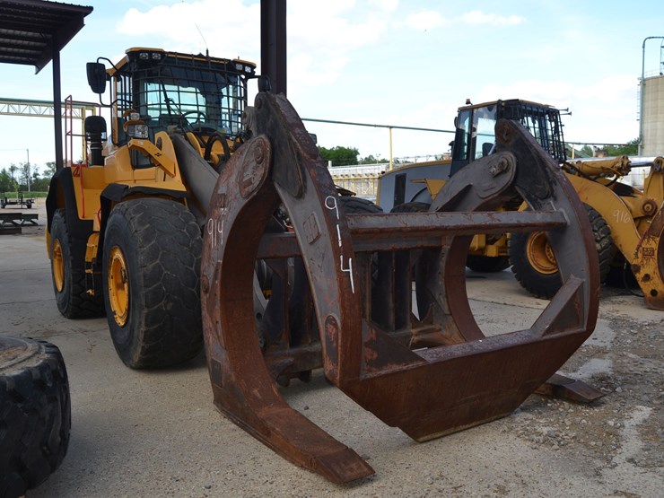 volvo-180h-articulating-wheel-loader-w/-enclosed-cab-w/-heat-&-air-w/-log-forks-w/-double-hold-down-w/-26.5xr25-rub-sn#vcel180hv00004828-image-2