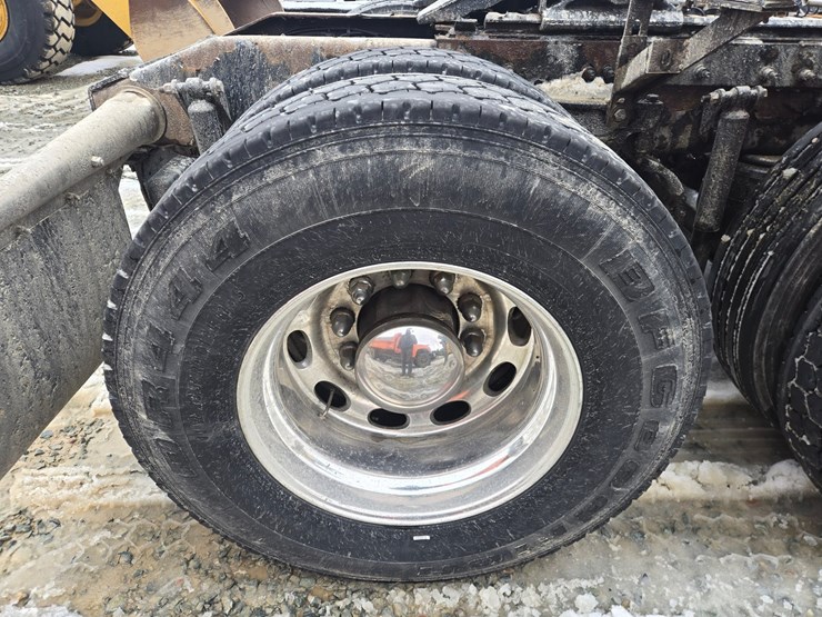 peterbilt-579-image-103