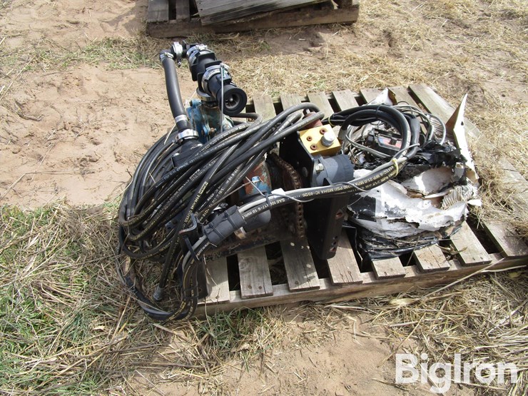 john-blue-hydraulic-fertilizer-attachment-image-8