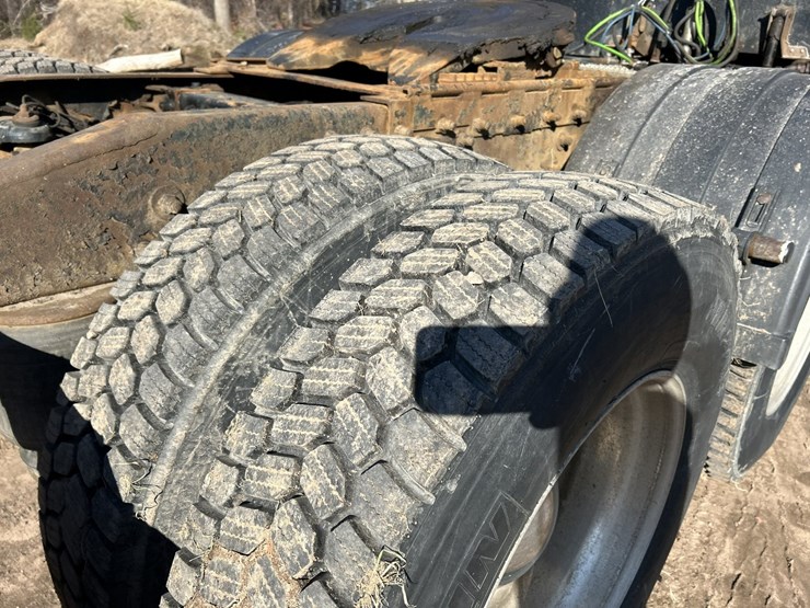 2005-peterbilt-379-image-93