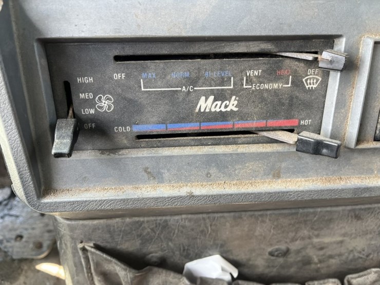 #1556-•-1999-mack-e7-460-day-cab-truck-tractor-image-43