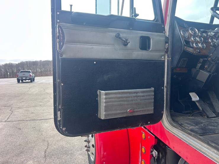 1998-peterbilt-379-image-43