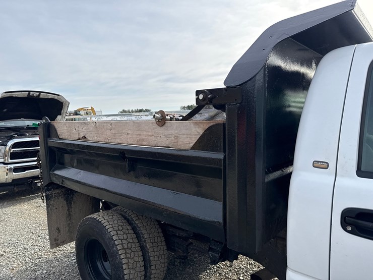 2005-chevrolet-3500-image-18