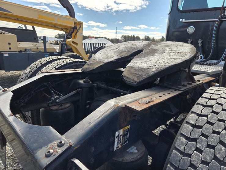 2013-peterbilt-337-image-26