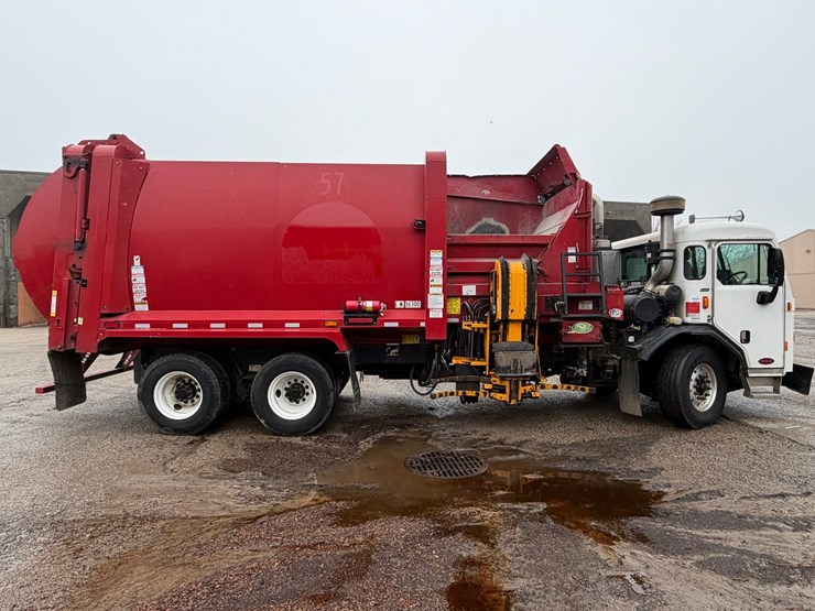 #1360-•-2019-peterbilt-pb520-side-load-garbage-truck-image-6