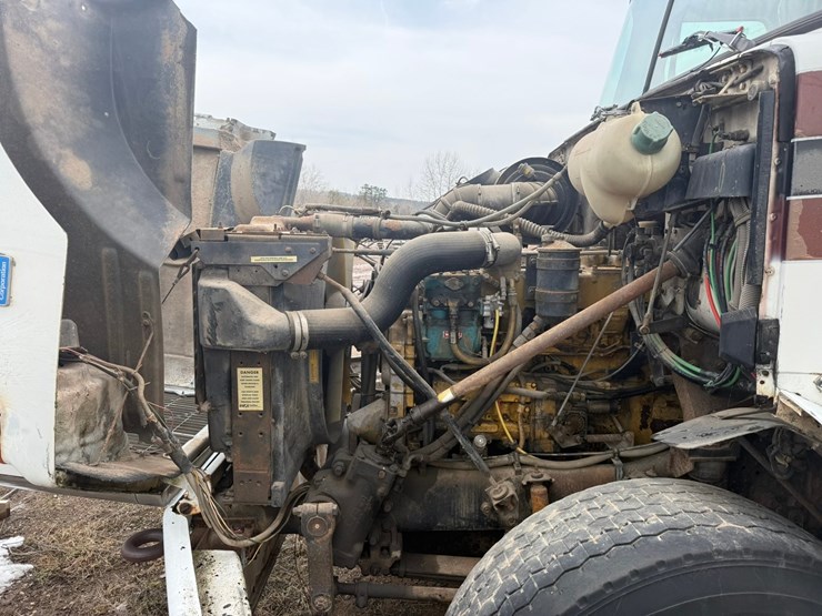 #1117-•-volvo-whitegmc-day-cab-truck-tractor-image-9