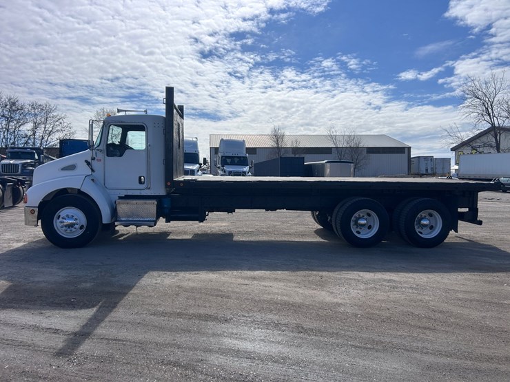 #1679-•-2004-kenworth-flatbed-truck-image-2
