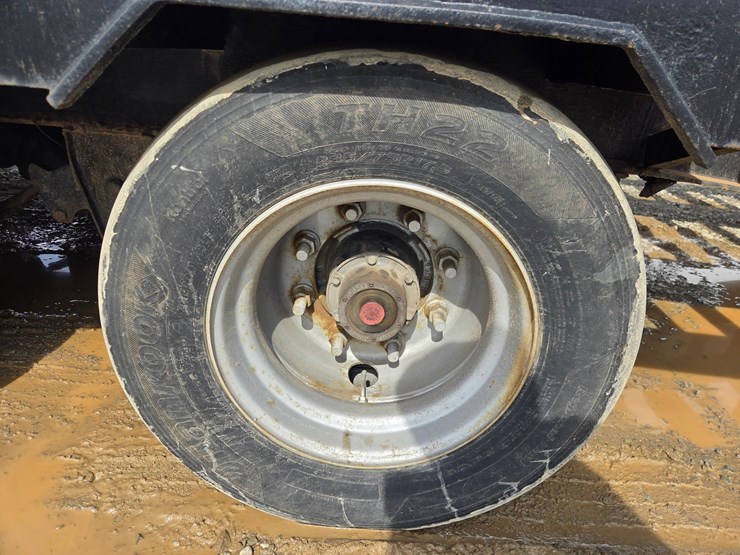 2013-massey-ferguson-8-image-45