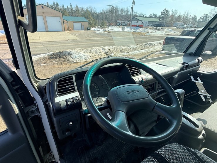 2004-isuzu-npr-image-40