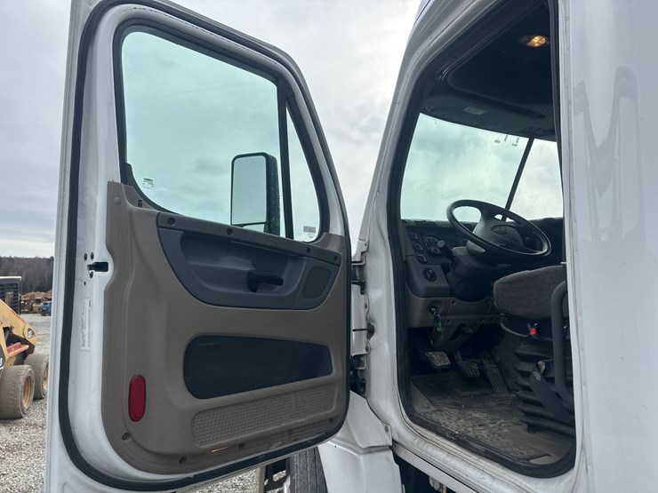 2017-massey-ferguson-8-image-29