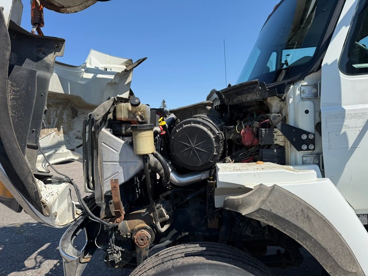 2010-international-7400-image-9