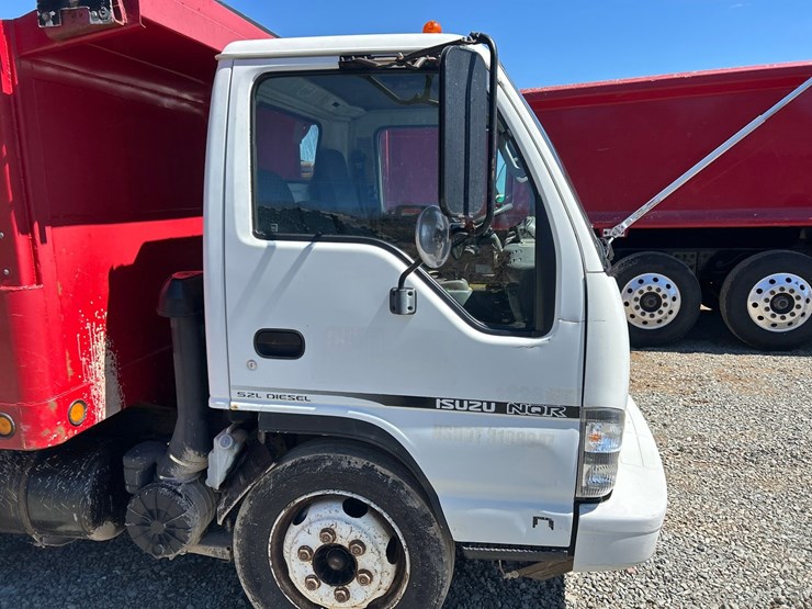 2005-isuzu-nqr-image-12