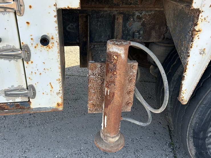 peterbilt-365-image-62