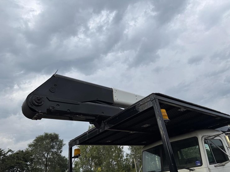 2003-peterbilt-330-image-31