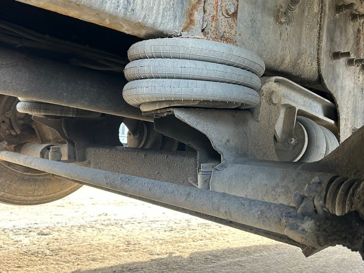 #2237-•-2006-mack-tri-axle-concrete-placement-truck-image-50