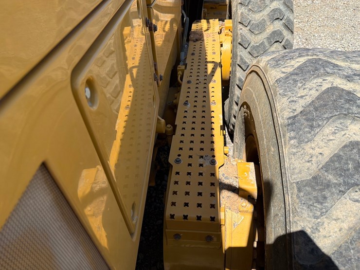 2018-caterpillar-12m3-image-36