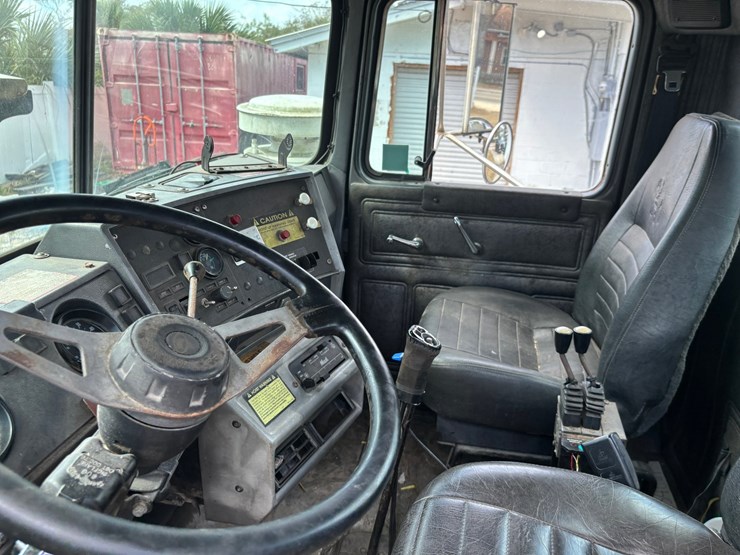 1999-mack-rd600-image-38