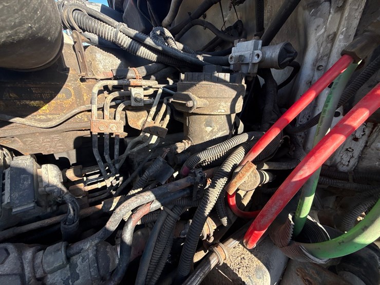 1998-freightliner-fl70-image-13