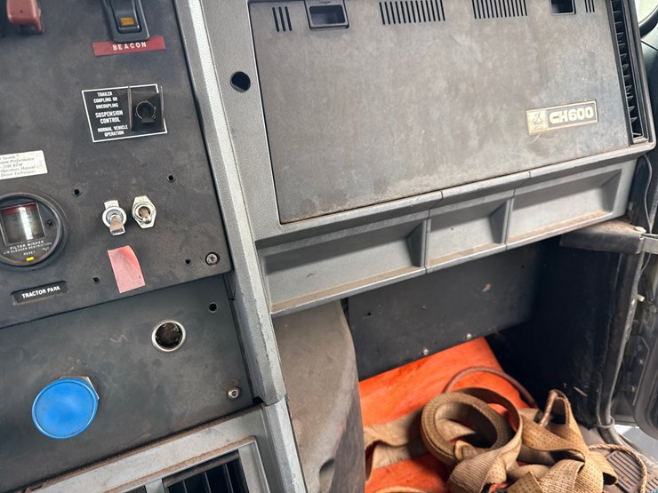 1996-mack-ch613-image-45