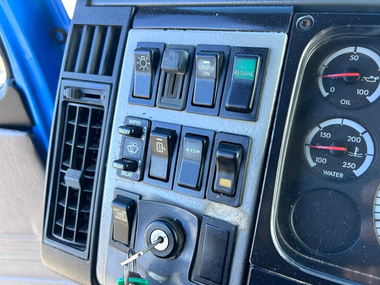 #1680-•-2003-freightliner-day-cab-truck-tractor-image-57